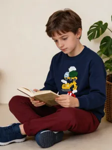 Felpa in cotone da ragazzo girocollo con ricamo di auto in spugna per bambini eleganti.