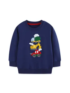 Felpa girocollo blu scuro da ragazzo con simpatico ricamo di veicoli da cantiere impilati.