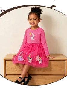 Detailansicht des rosa Kinderkleides mit süßen Tierstickereien und weicher Baumwolle.