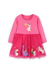 Süßes Kleinkinder Mädchen rosa Punkte Langarm Tüllkleid mit Tier Stickerei Design.