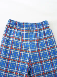 Pantaloncini a quadri blu da ragazzo con vita elastica, abbigliamento estivo elegante e comodo.