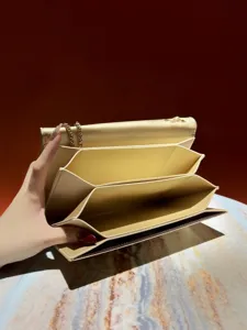 Detailansicht der mehrfächrigen Akkordeon-Kettentasche mit Innenstruktur und goldenem Leder.