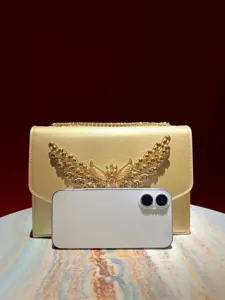 Luxuriöse Strass-Kettenabendtasche mit Gold-Finish und elegantem Kristallflügel-Dekor.