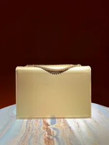 Detailansicht der goldenen Kettentasche mit elegantem Metallic-Finish und feinem Design.