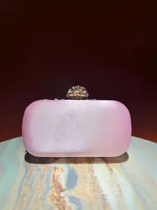 Elegante rosa Satin Abendtasche Clutch mit glitzerndem Blumen Metallverschluss für Damen.