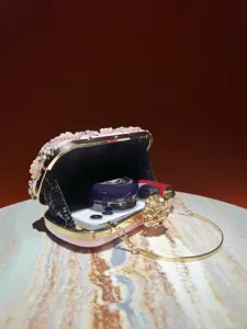 Elegante rosa Abendtasche mit Strass, Perlen und goldem Rahmen für schöne Damen Mode.