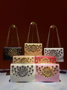 Magnifique sac de soirée bandoulière en chaîne avec strass et fermoir floral bijou luxueux.
