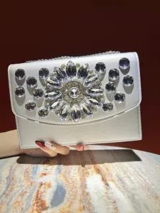 Sac pochette de soirée en cristal argenté pour femmes, élégant sac à bandoulière strass.