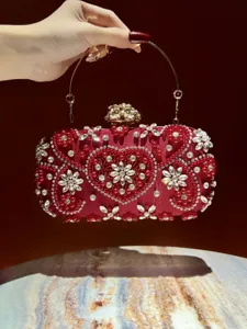 Rote Satin Abendtasche mit Perlen, Strasssteinen und Metallgriff für elegante Damenmode.