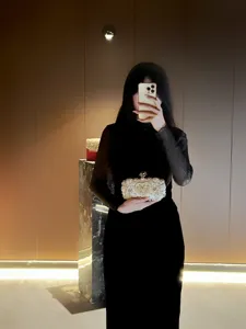 Detailansicht der eleganten verzierten Abendtasche mit Perlen und Strass für besondere Anlässe.