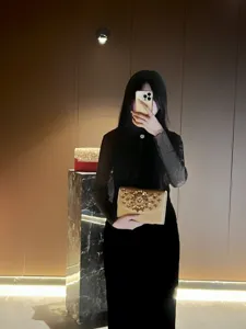 Gros plan sur le sac pochette de soirée doré avec un superbe décor en beau strass.