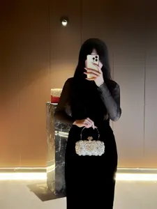 Elegante Perlen bestickte Abendtasche mit Metallgriff und Herzmuster fuer modische Damen.