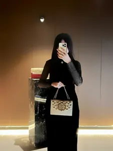 Élégante sac de soirée femme bandoulière chaîne avec fermoir floral doré strass très exquis.