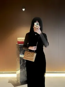 Sac à main de soirée doré élégant avec chaîne et ornements en strass brillants pour femmes.
