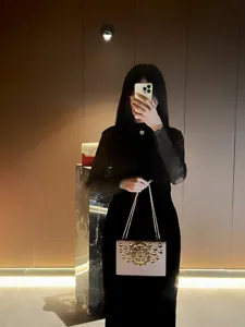 Élégant sac de soirée bandoulière chaîne femme avec design de rabat en strass cristal.