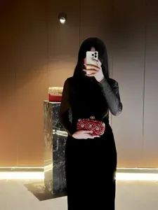 Rote bestickte Strass-Abendtasche, elegante Perlen-Handtasche für Partys und Hochzeiten.