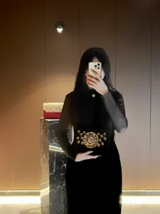 Sac de soirée noir luxueux avec décoration florale et bijoux dorés exquis pour femmes.