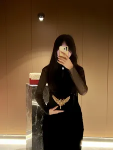 Luxuriöse schwarze Abend-Clutch Handtasche mit edlen goldenen Flügel-Metallbeschlägen.