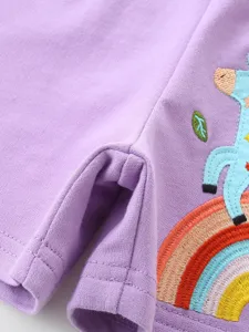 Kinder Sommer lila Shorts Stoffdetail mit süßem Regenbogen Pony Stickerei Design.