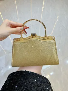 Gouden glitter avondtas detail met metalen handvat en kristallen sluiting elegant ontwerp