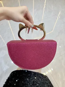 Sac à main rose scintillant avec poignée en métal chat, pochette de soirée élégante femme.