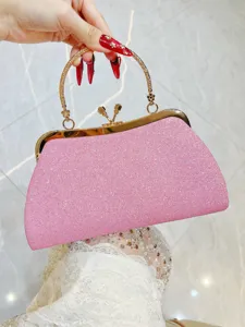 Close-up van de sprankelende roze glitter avondtas met een elegante gouden metalen lijst.