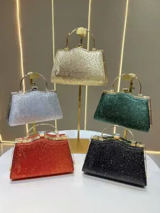 Gedetailleerd overzicht van luxe strass avondtassen in diverse kleuren met metalen handvat.