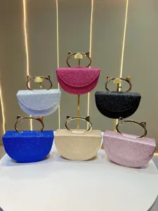 Sac de soirée demi-lune pailleté avec poignée métal oreille de chat, détails élégants sac à main.