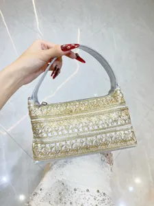 Böhmische bestickte Abendhandtasche mit zarter Spitze und goldenen Pailletten für Damen.