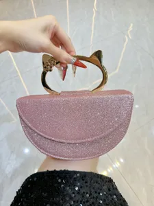 Sac de soirée rose pailleté chic avec poignée unique en métal oreille de chat dorée