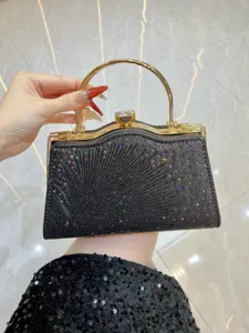 Elegante zwarte avondtas met strass steentjes en gouden handvat voor feest en bruidstas.