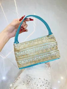 Exquisite bestickte Abendtasche mit funkelnden Pailletten im detailreichen Ethno-Stil.