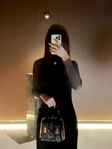 Exquisite glitter evening bag with metal handle, luxurious rhinestone handbag for women.