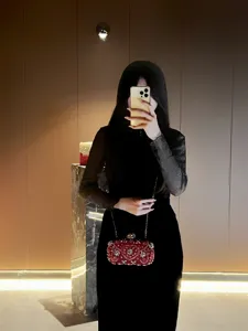 Rote Perlen Abendtasche mit Kristallstickerei und Metallkette für Damen Partys.