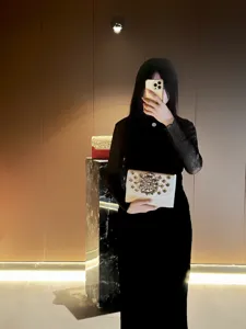 Gros plan détaillé d'un élégant sac pochette de soirée blanc strassé dans un cadre luxueux.