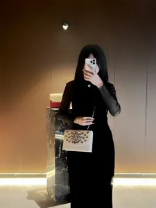 Sac de soirée élégant en strass avec bandoulière en chaîne pour fêtes et mariages.