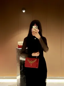 Elegante rote Kettenschultertasche mit luxuriösem goldenem Flügelverschluss für Damen