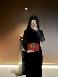Élégante pochette de soirée rouge avec fermoir métallique floral doré luxueux pour fête.