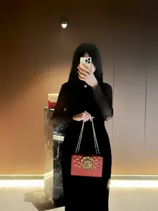 Élégant sac à bandoulière rouge avec fermoir doré orné et clous, sac de soirée chic.