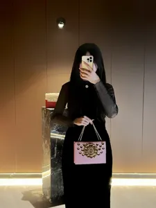 Élégant sac à main de soirée rose avec boucle florale luxueuse en métal pour femmes mode