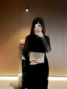Vue détaillée du sac de soirée étincelant orné de cristaux pour les occasions élégantes.