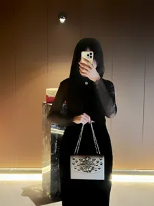 Élégante pochette de soirée à chaîne argentée avec strass et clous pour femmes.