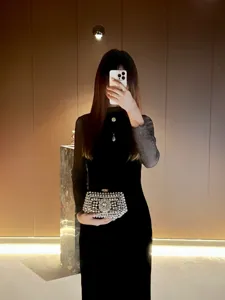 Exquisite rhinestone evening clutch bag for women, luxurious sparkling crystal wedding party purse.