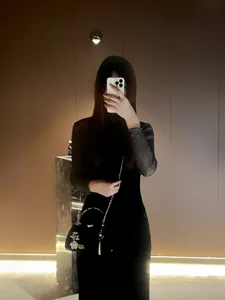 Borsa a mano vintage con nappina e strass, accessorio elegante per abito da sera e qipao.