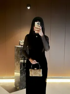 Λαμπερή τσάντα βραδινή clutch με στρασάκια και μεταλλική λαβή για κομψά δείπνα.