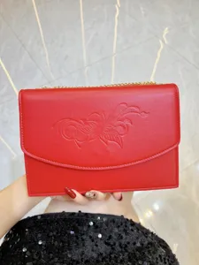 Borsa a Pochette con Fiori a Rilievo da Donna Moda Elegante Borsa a Spalla in Pelle PU con Catena in Metallo per Matrimonio Festa