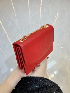Borsa a tracolla catena moda donna rossa vista dettagliata con motivo floreale impresso.
