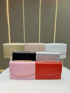 Vista dettagliata della borsa a tracolla elegante da donna con bel motivo floreale in rilievo.