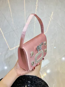Rosa Satin Abendtasche mit funkelnder Kristall Strass Schnalle und elegantem Henkel für Damen.