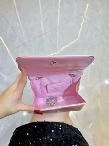 Rosa Abendtasche aus Satin mit Kette, elegante Clutch fuer Partys und besondere Anlaesse.